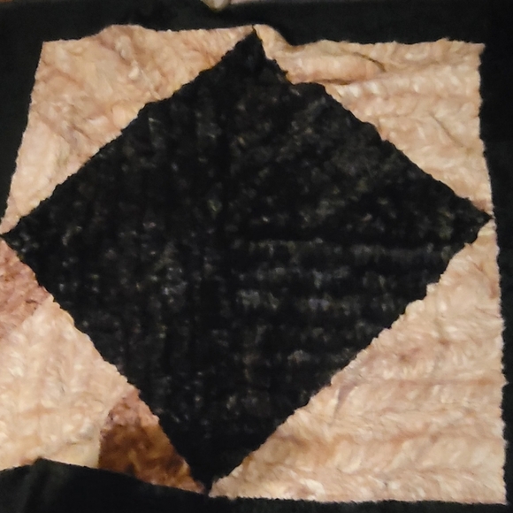 VINTAGE BEAUTIFUL ALPAC 75X75" DIAMOND PATTERN RUG IN EXCELLENT CONDITION - Picture 1 of 16